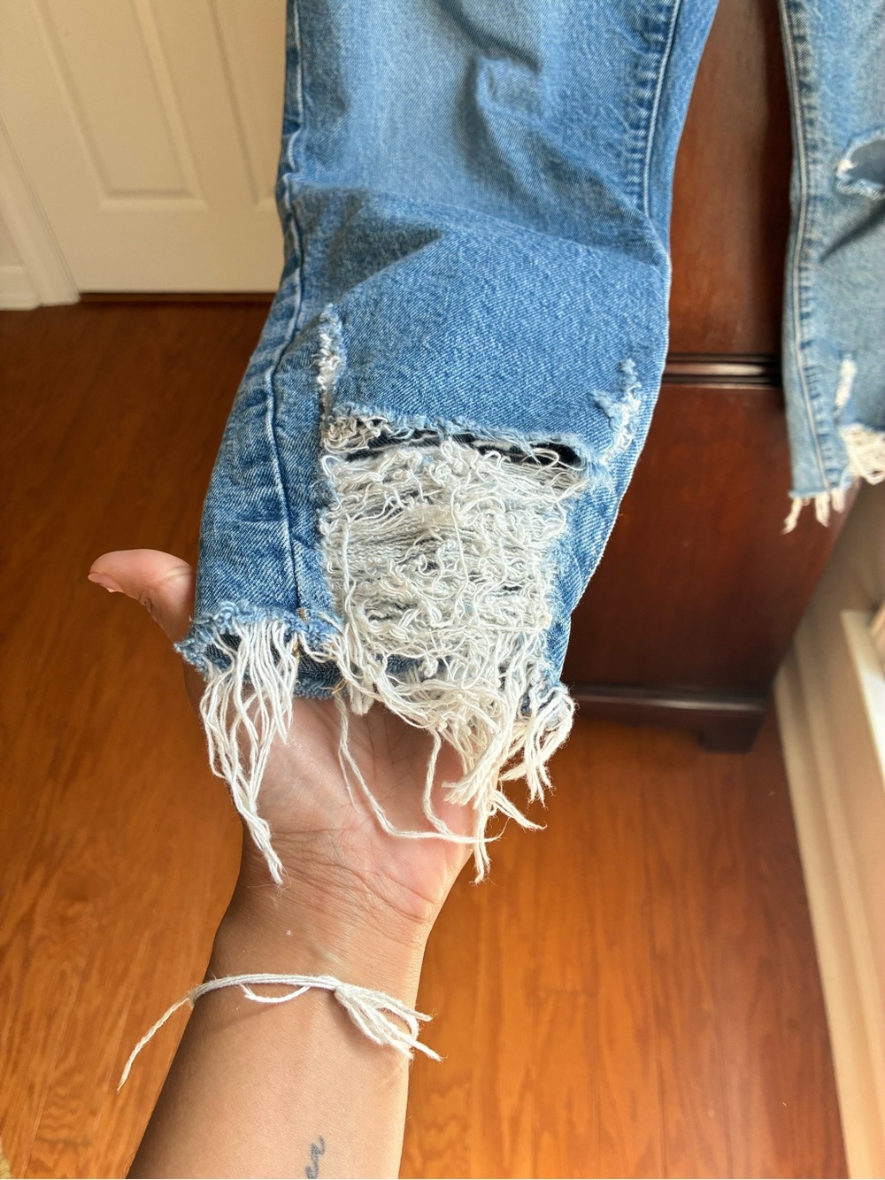 Good American Good Girlfriend High Rise Distressed Jeans Size 8/29 Light Wash - Picture 5 of 10